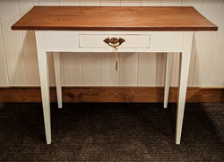 Pöytä vetolaatikolla