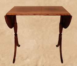 Pieni pöytä kääntyvillä sivutasoilla