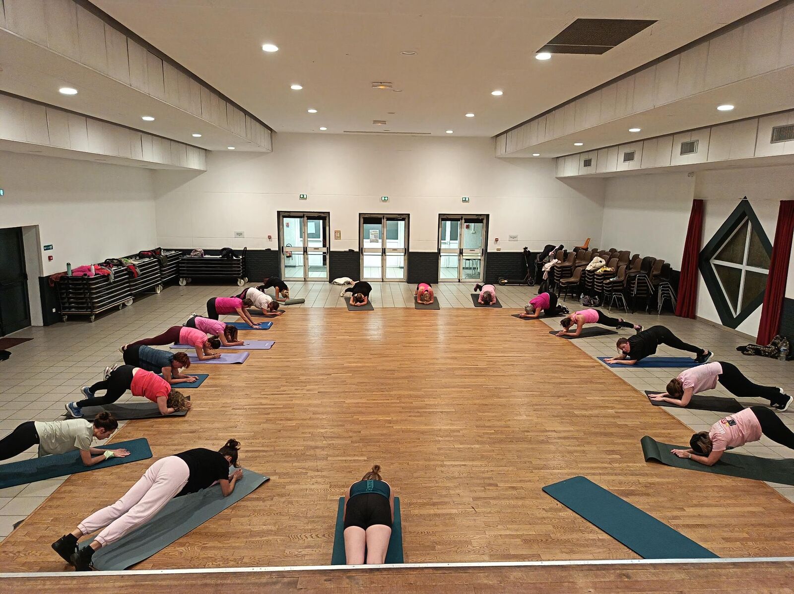 Grand groupe en gainage disposé en cercle sur un parquet