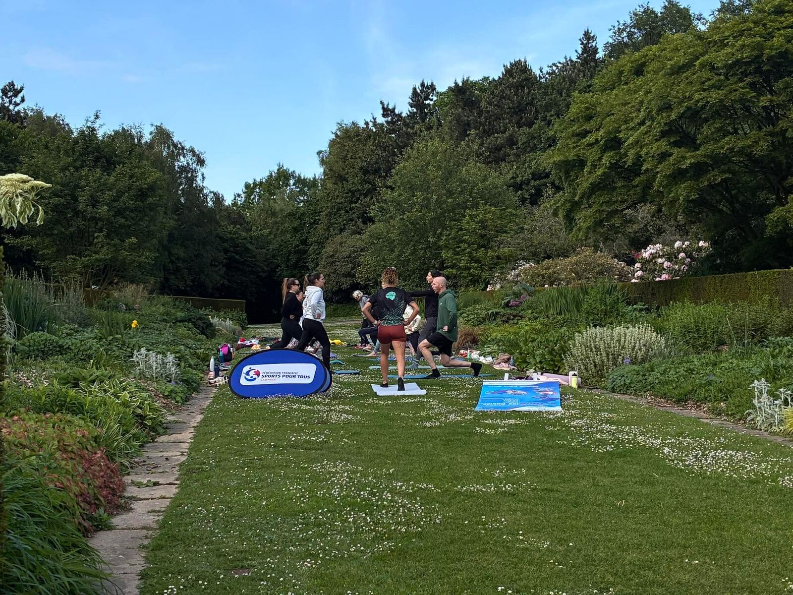 Séance en extérieur dans un parc avec le kakémono Sports pour Tous