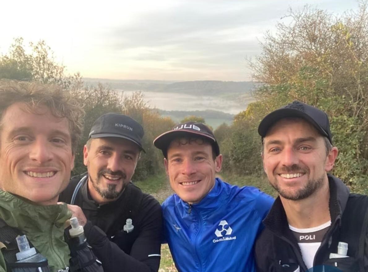 Coureurs de trail Sport Totem au sommet d'une colline