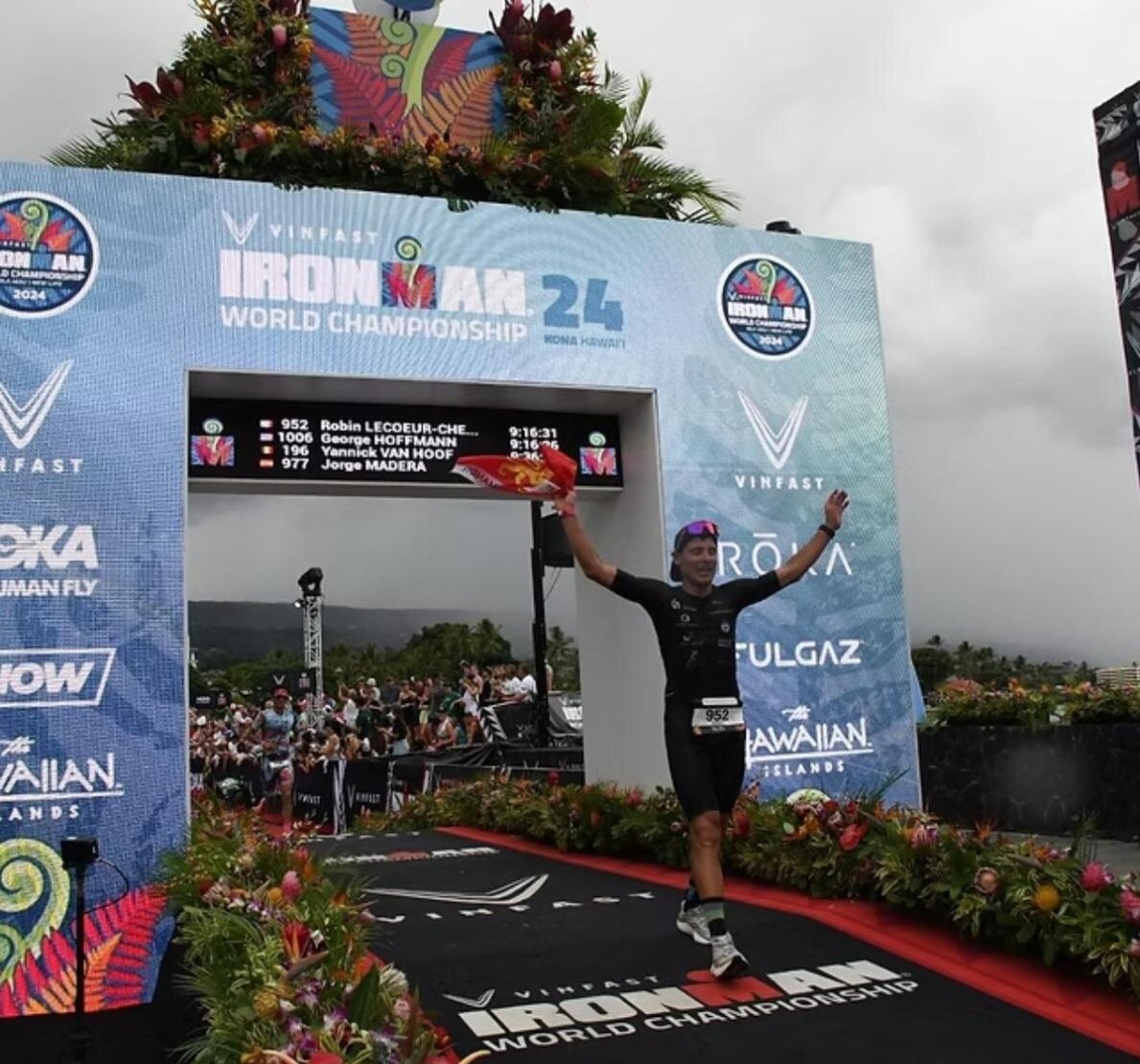 Robin Lecoeur franchit la ligne d'arrivée de l'Ironman World Championship 2024 à Kona