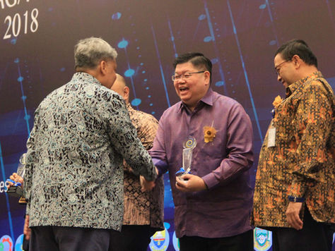 Kemenristekdikti Presented Dexa Medica the Innovative Industrial Research and Development Institution Award