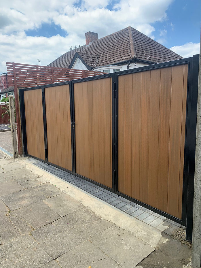 Bespoke bi-fold driveway gate.jpg
