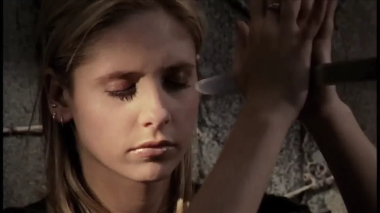 Sarah Michelle Gellar Catching a Sword in Buffy The Vampire Slayer Series 