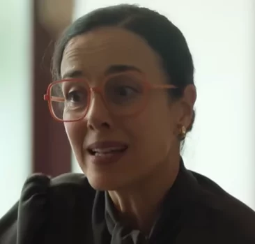 Cecilia Suárez  as Dora López explaining