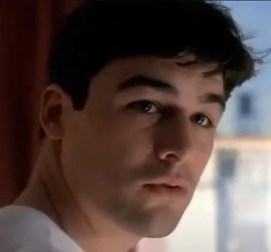 Kyle Chandler as Gary Hobson