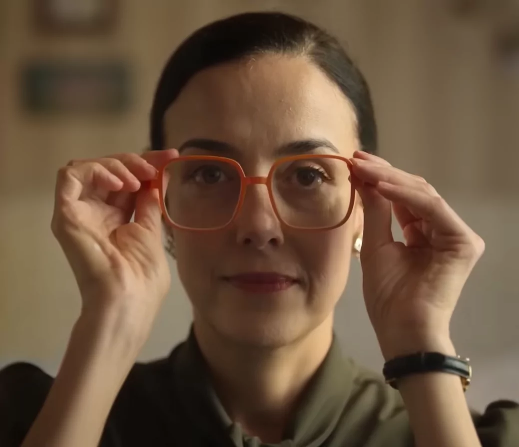 Cecilia Suárez  as Dora López gaining new confidence in herself