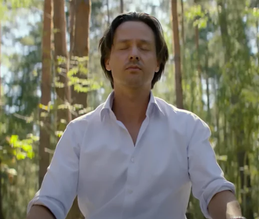 Tom Schilling as Björn Diemel practing breathing exercises