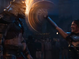 Kitana slicing Shao Khan