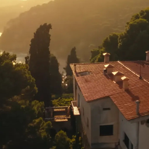 Beach horizon in People We Meet on Vacation Netflix movie