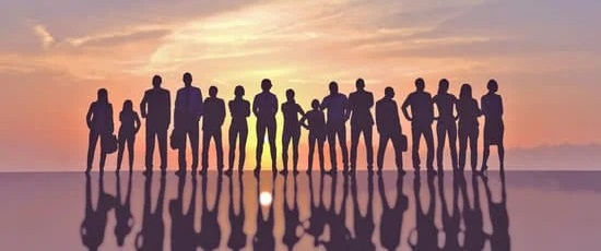 Gemeinschaft von Menschen schauen in den Sonnenuntergang