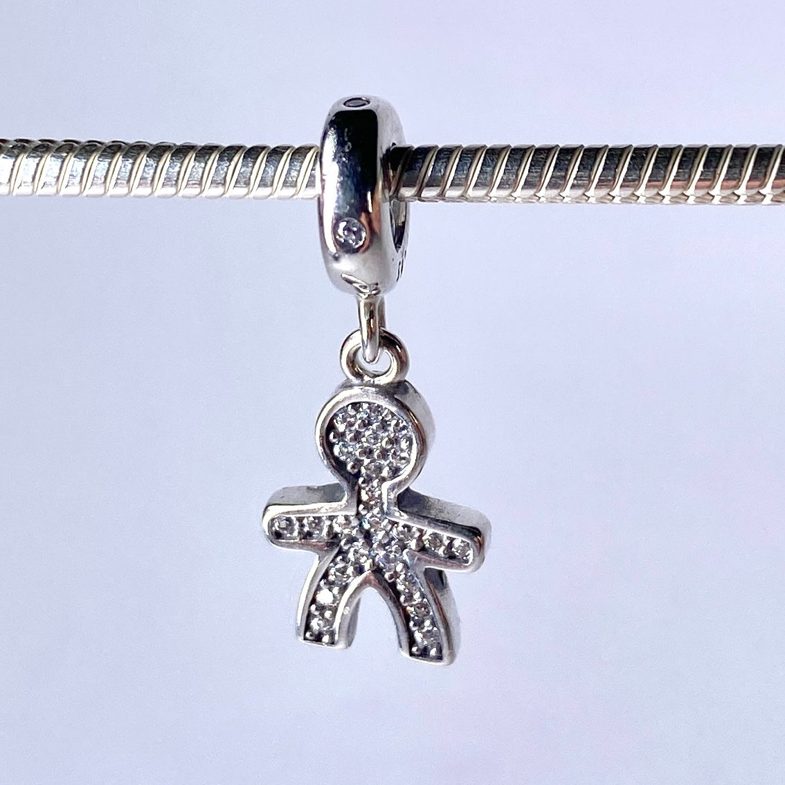 Berloque Menino BraçosAbertos Cravejado em Zircônia