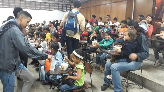 Cadef hizo posible que se beneficiaran 120 niños con una comida en El Cementerio - Caracas