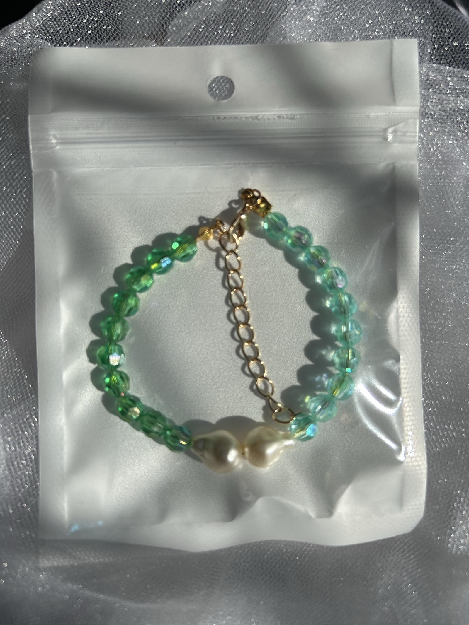 Bracelet de perles facettées vertes et perles nacrées
