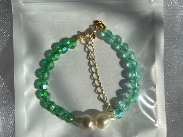 Bracelet de perles facettées vertes et perles nacrées