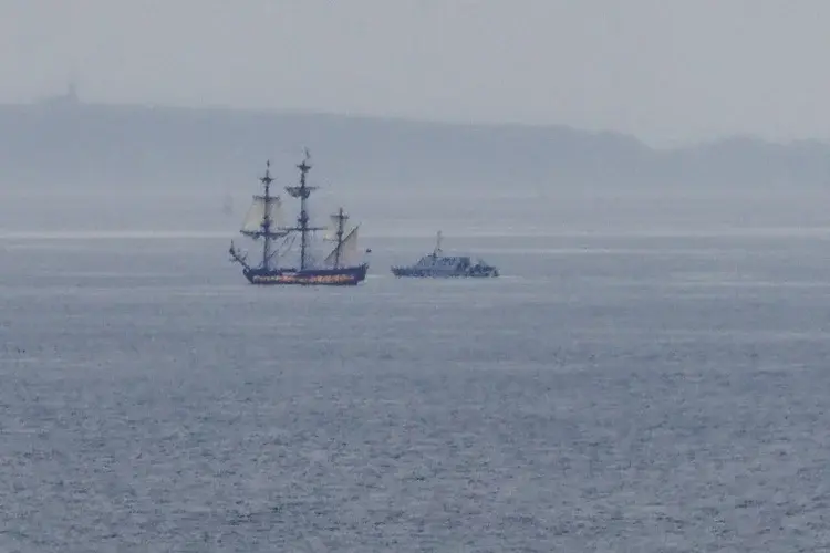 Le Shtandart sous la pointe du Toulinguet tentant de forcer l’entrée dans la Rade de Brest, 11/07/2024. Photo de notre activiste, Frédéric Chauveau