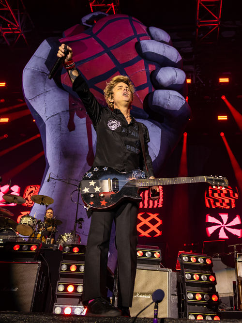 Green Day cierra Riot Fest con nostalgia punk y un mensaje de resistencia