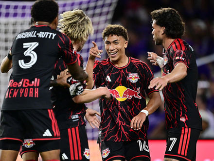 Hall impulsa a Red Bulls en el debut de Michael Bradley