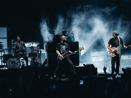 Blink-182 mira al pasado en un cierre nostálgico de Riot Fest