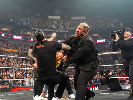 Solo Sikoa y LA Knight emboscan a Roman Reigns en Raw