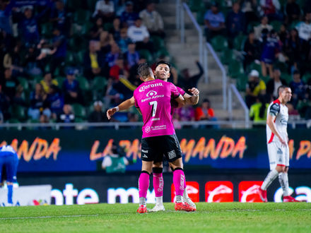 Mazatlán remonta y se impone a Atlas en un duelo de cinco goles
