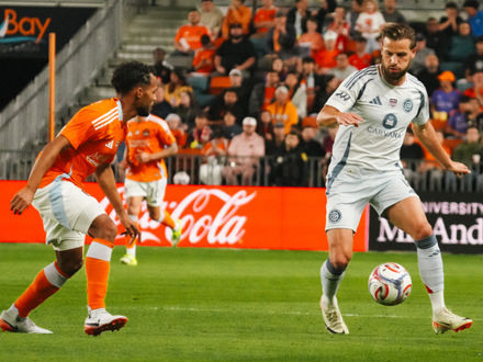 Fire deja escapar la ventaja y cae en Houston