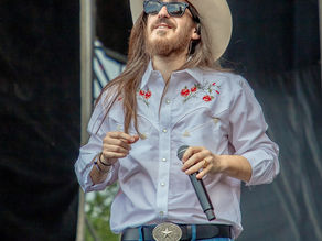 Carlos Sadness conquista Pa'l Norte con buena vibra y pop tropical