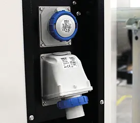 CEE-Stecker und -Steckdose für die Stromversorgung und Energieübertragung der Italtower-Lichtmasten