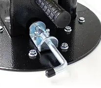 Perno de bloqueo de las torres faro Italtower, que impide el descenso del poste cuando la torre está en funcionamiento, garantizando una mayor seguridad.