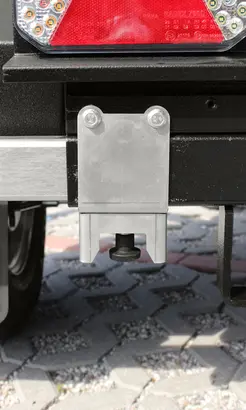 Ganci per l'estrazione degli stabilizzatori della torre faro Mantis di Italtower