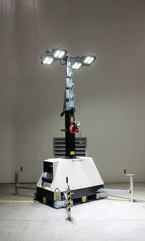 Torre Faro Orus di Italtower in funzione con fari LED accesi