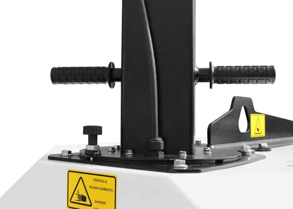 Rotazione manuale del palo della torre faro Mantis di Italtower