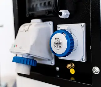 Control panel with sockets and in/out plugs for the series connection of the Italtower light tower