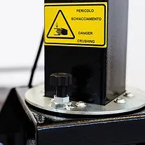 Rotazione manuale del palo per l'orientamento dei fari nelle torri faro Italtower