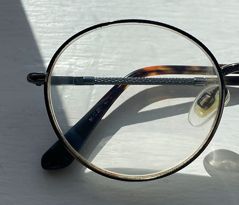 Round Wire Glasses with Angular Lighting