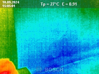 Termokamera rāda mitruma zonu sienā
