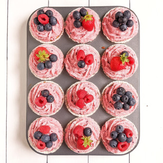 Cupcake alla vaniglia con buttercream ai frutti di bosco
