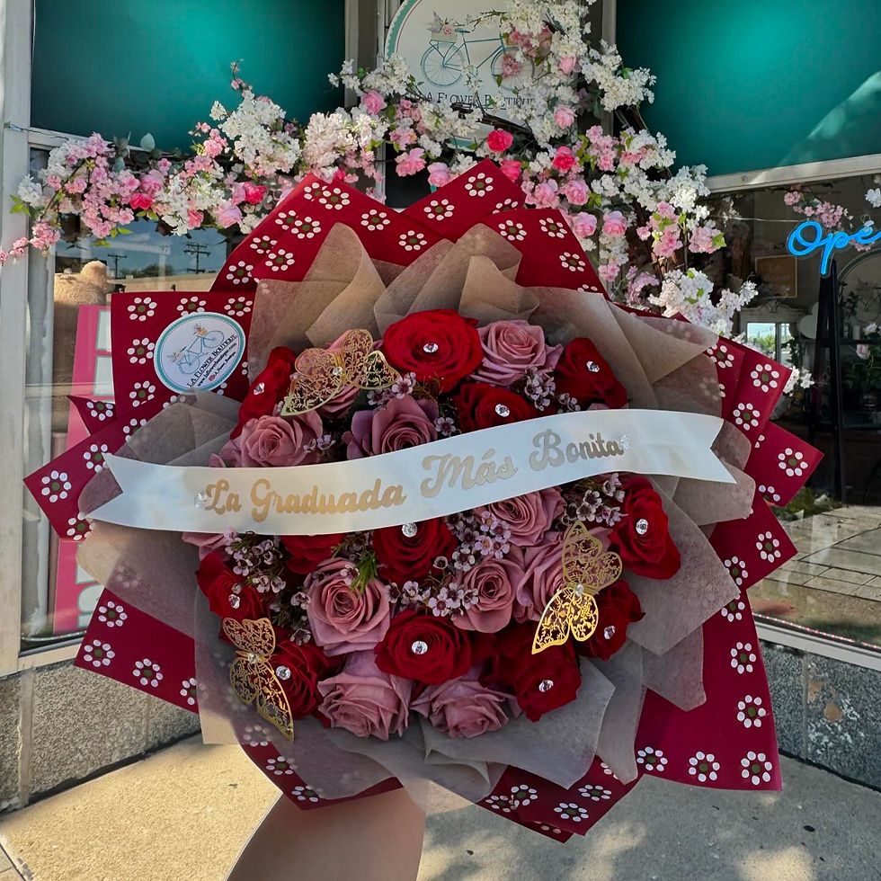 Miniatura: Two Dozen (Red & Rose Gold) roses with Wax flower 