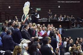 Diputados avalan revocación de mandato y consulta popular