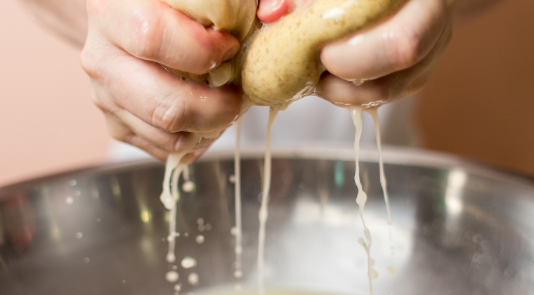 When making makgeolli, it's common to filter by hand