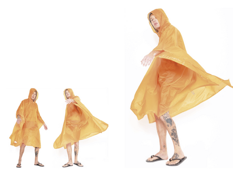 Modelo em três poses diferentes, vestindo capa de chuva laranja e chinelo de borracha pret