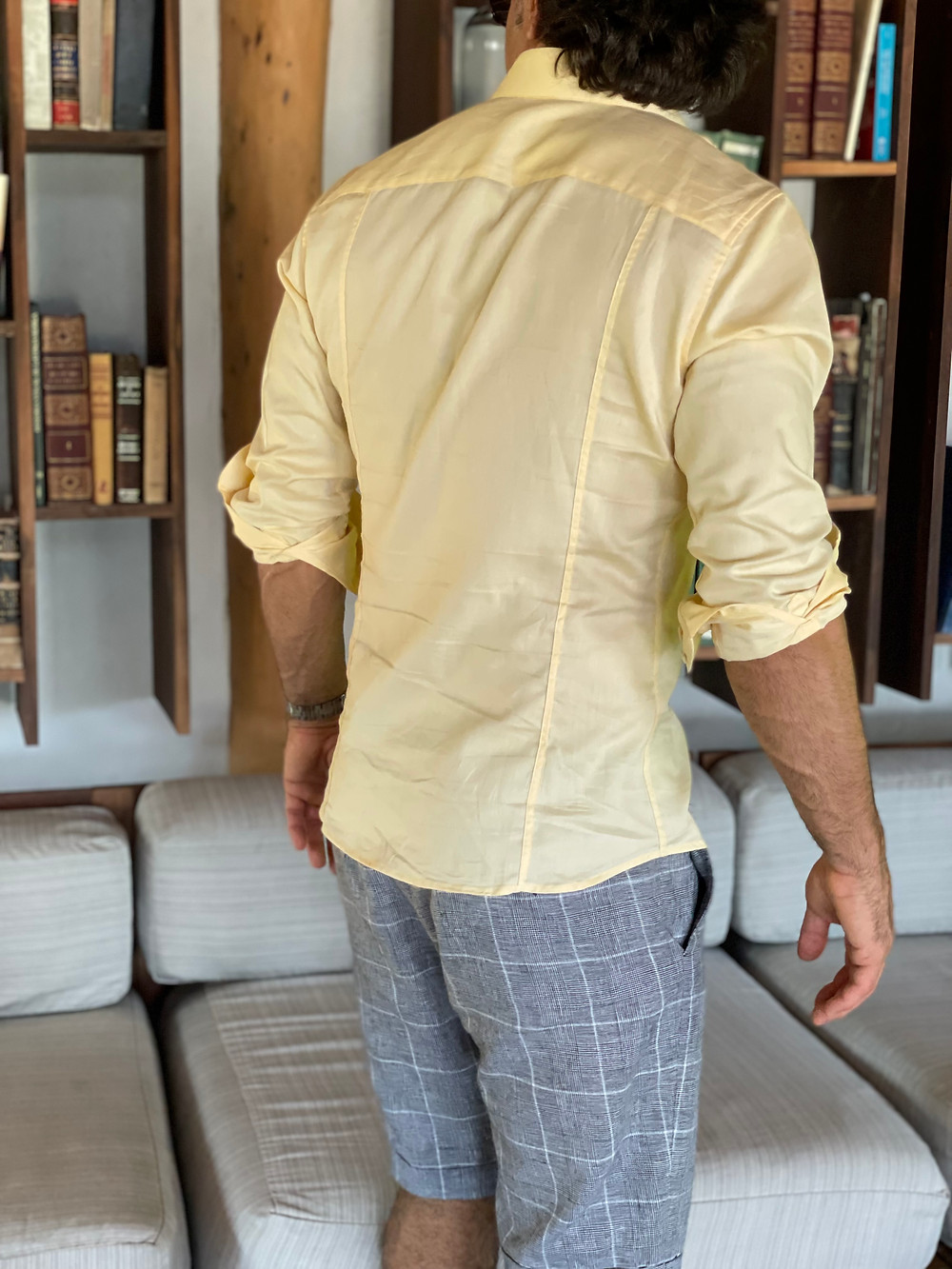 João Camargo veste camisa amarela com shorts de alfaiataria xadrez cinza.
