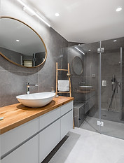   חדר רחצה ראשי עם מקלחון גדול  