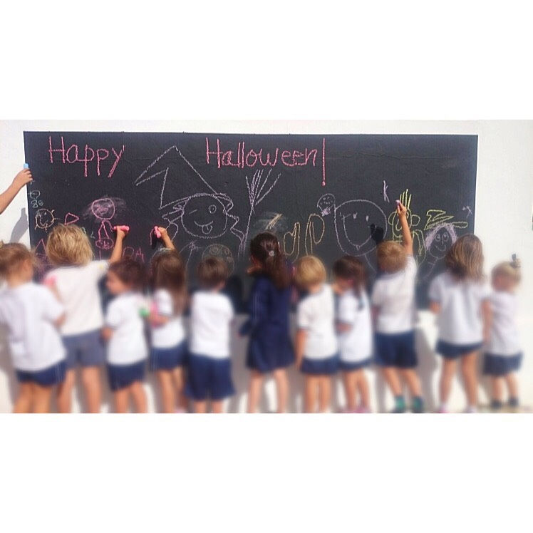 Patio de infantil, zona de pizarra.