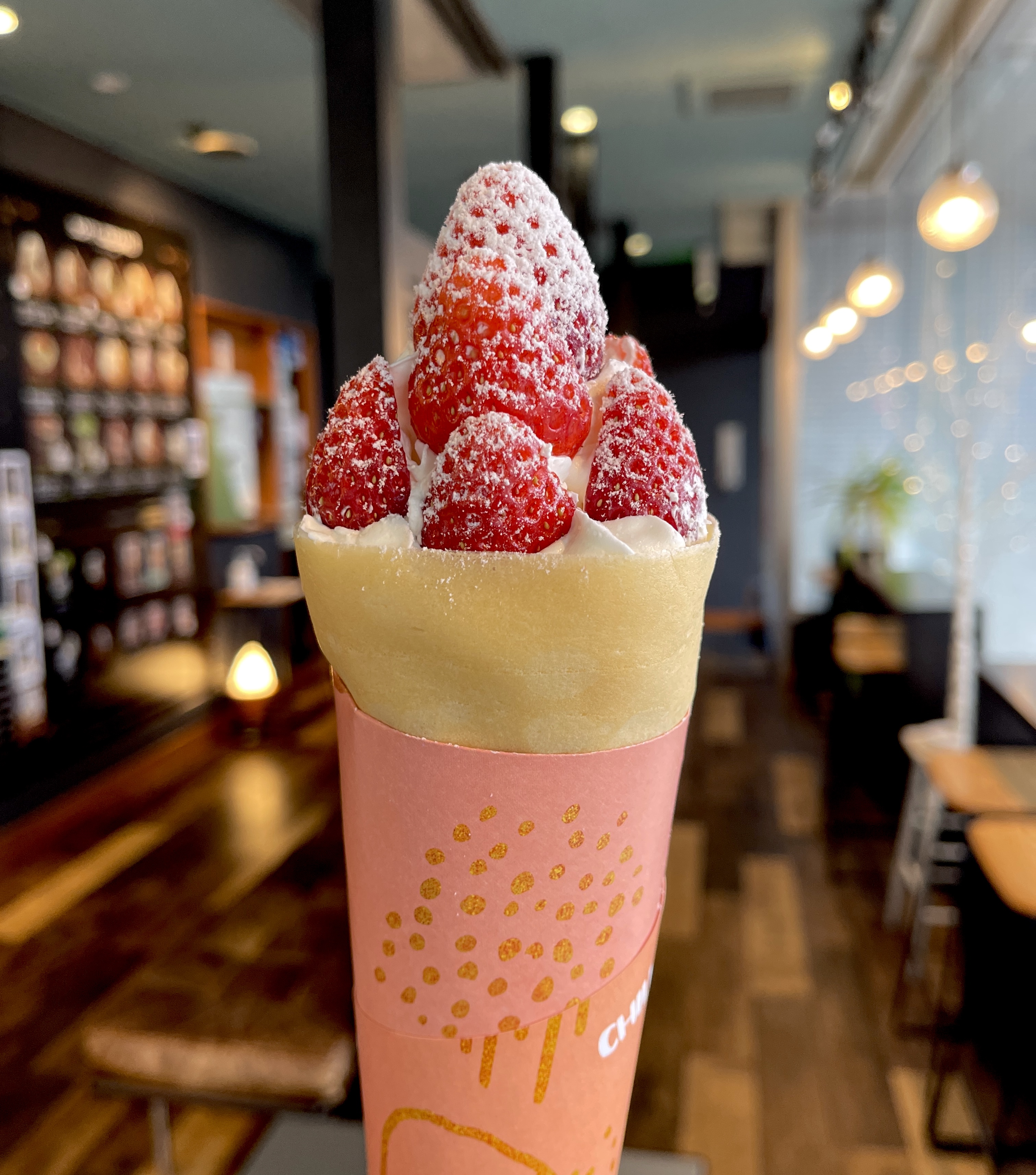 『ソフトクリーム畑&チル アウト』の苺クレープと店内