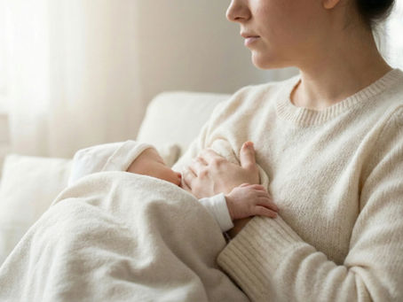 ახალგაზრდა დედა ძუძუთი კვებავს ჩვილს ბუნებრივი ლაქტაციის დროს