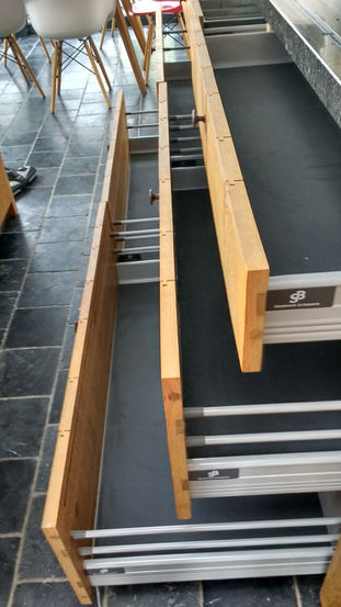 Gedeeltelijk open houten ladesysteem met zichtbaar SB SCHRODERS BOUW.