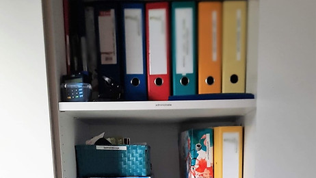 kast met mappen en georganiseerde administratie