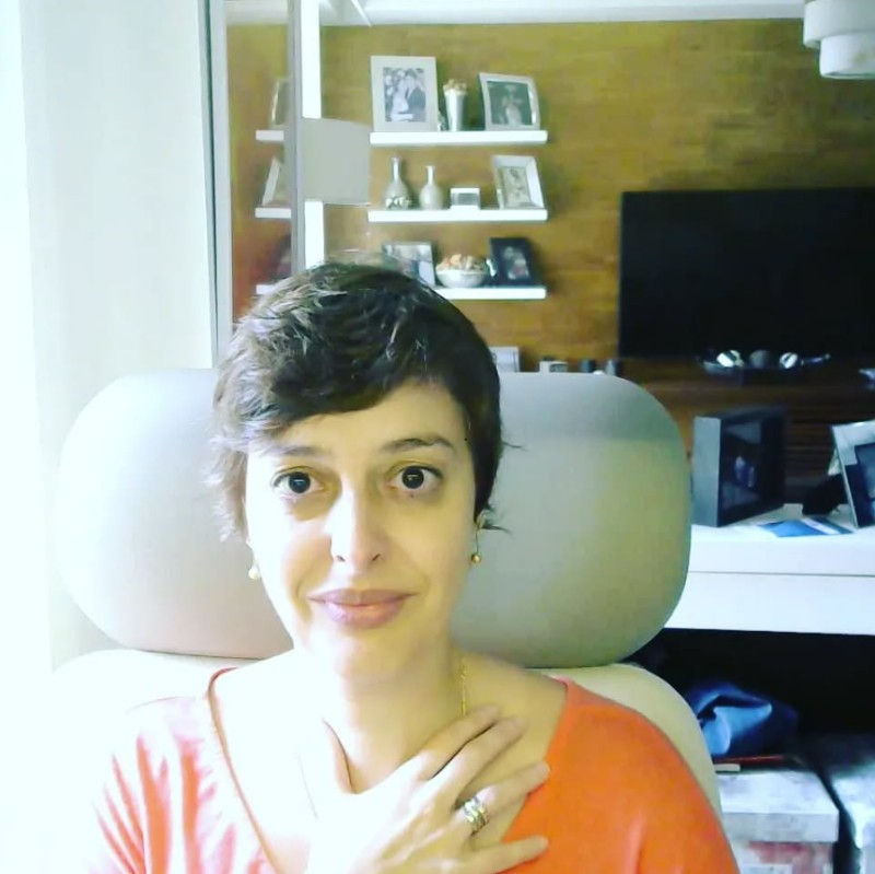 Selfie tirada pela câmera do computador, no momento em que coloquei o ponto final da História por trás de cada beijo. Vocês podem ver o post original aqui